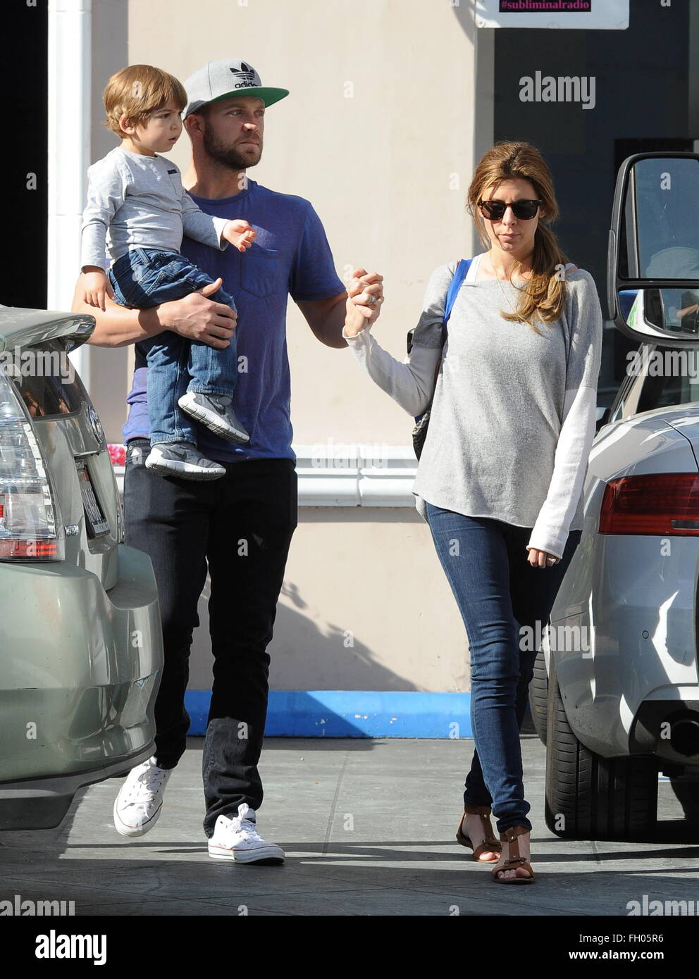 Jamie-Lynn Sigler and fiancé Cutter Dykstra pose with baby son Beau in  sports-themed shoot