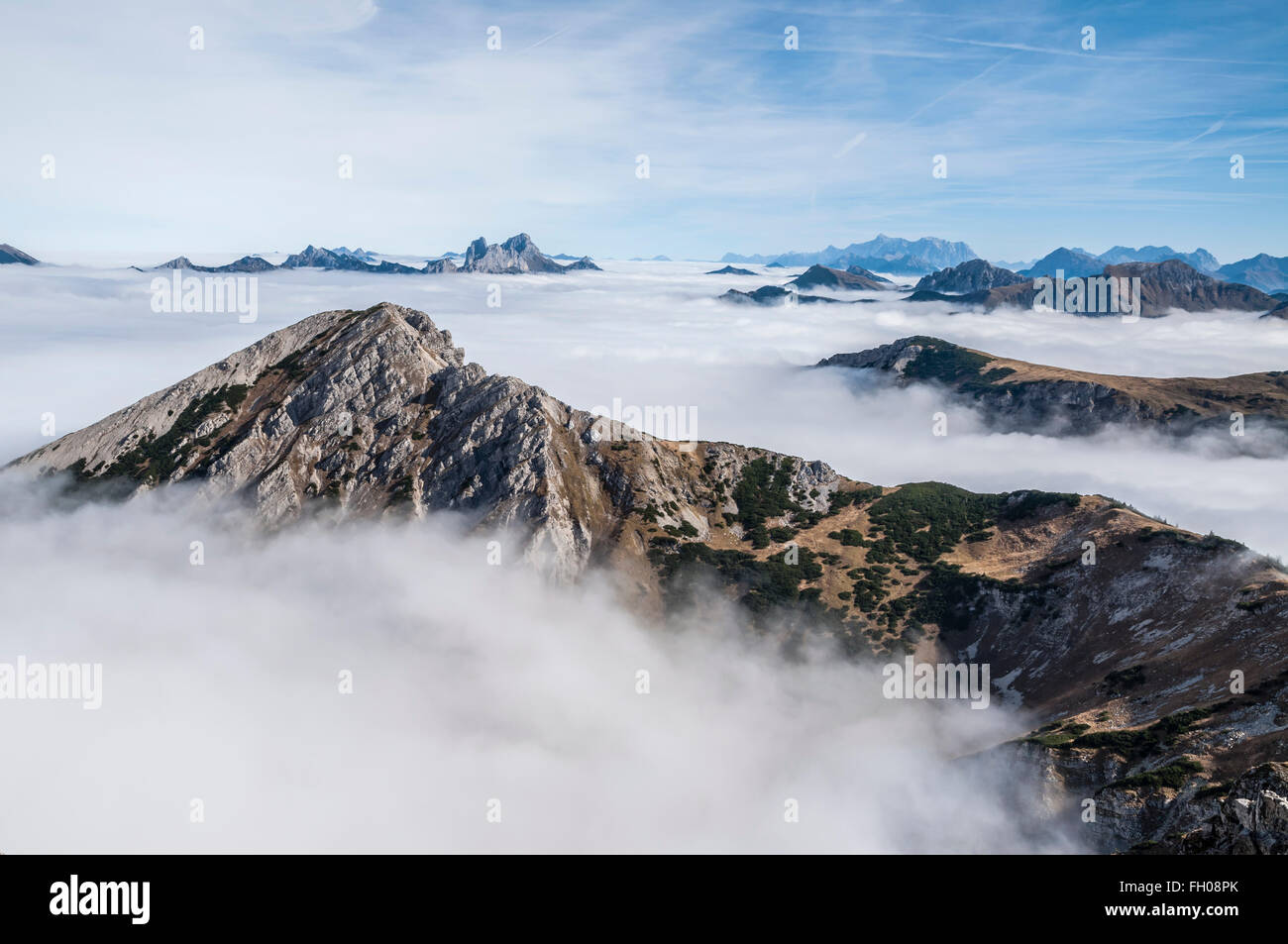 Berg Rohnenspitze, gesehen vom Berg Ponten,  Wolkendecke im Tannheimer Tal, Gipfel ragt aus dem Wolkenmeer,  hinten die Berge Gi Stock Photo
