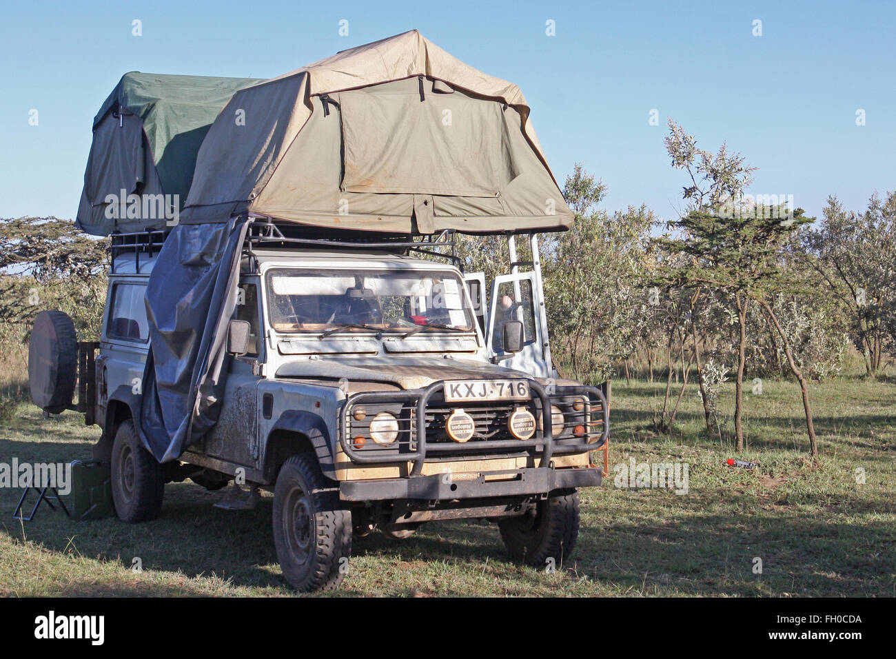 kool component Fauteuil Old Land Rover Defender 110 Parked in a National Park Kenya. Roof tents  pitched Stock Photo - Alamy