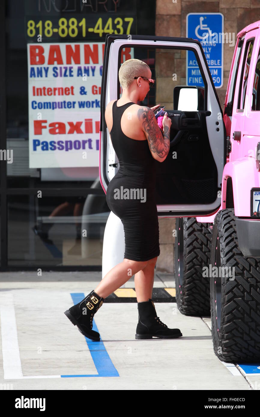 Amber Rose parks her hot pink Jeep in a handicapped parking space ...