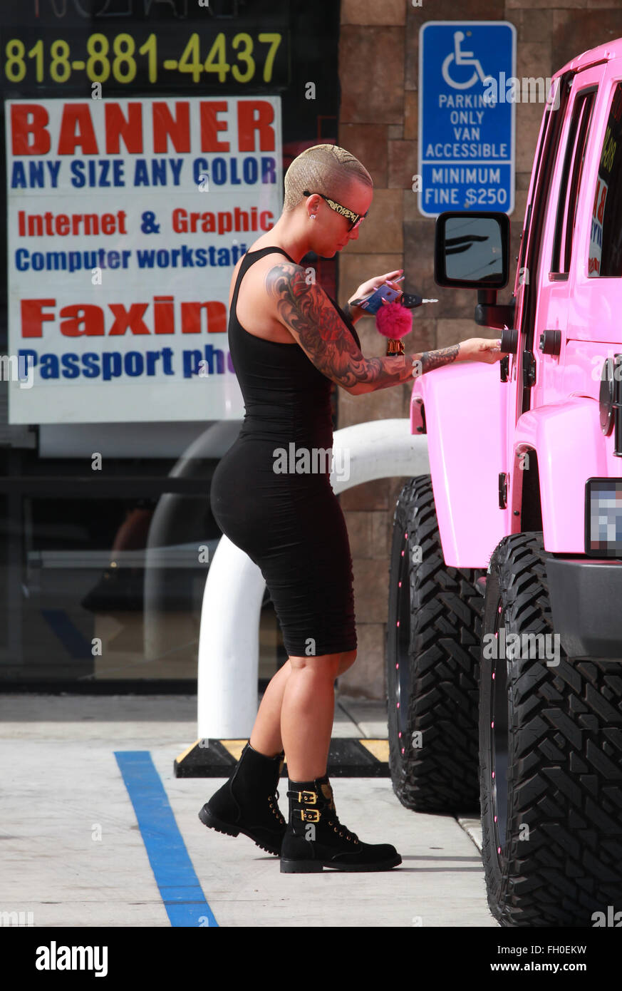 Amber Rose parks her hot pink Jeep in a handicapped parking space ...