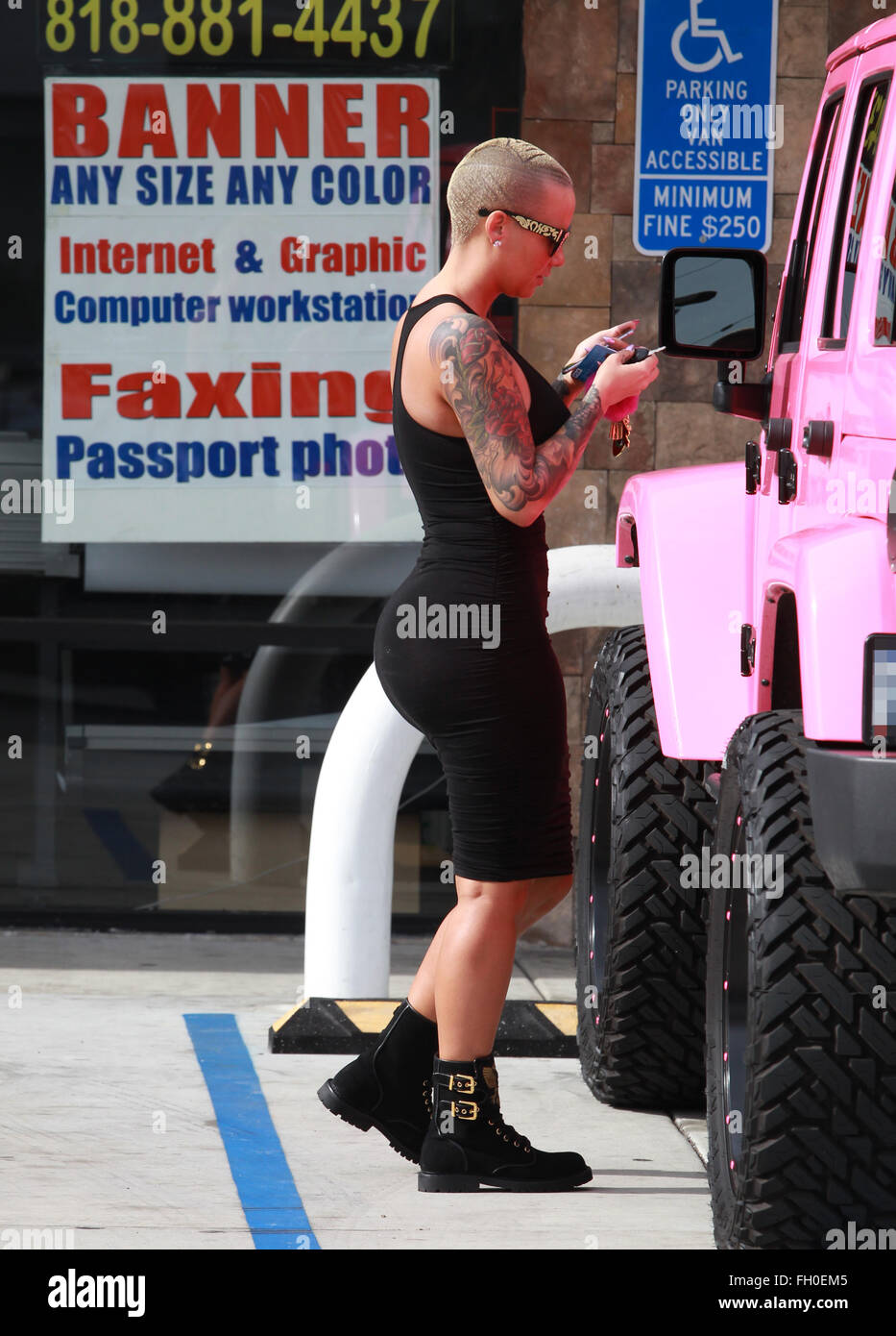 Amber Rose parks her hot pink Jeep in a handicapped parking space ...