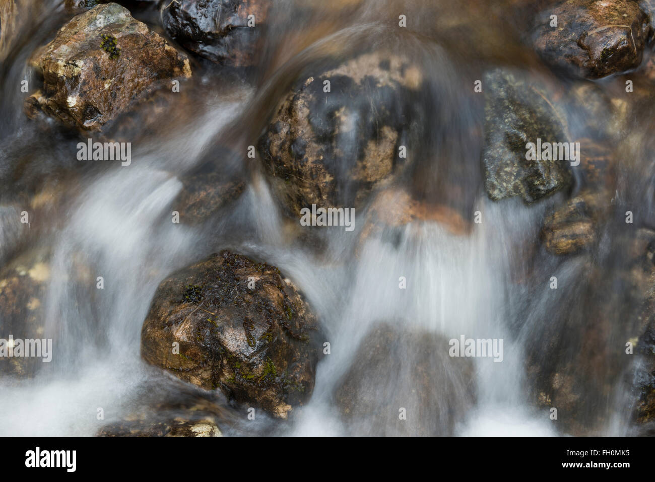 Water flowing rocks background hi-res stock photography and images - Alamy