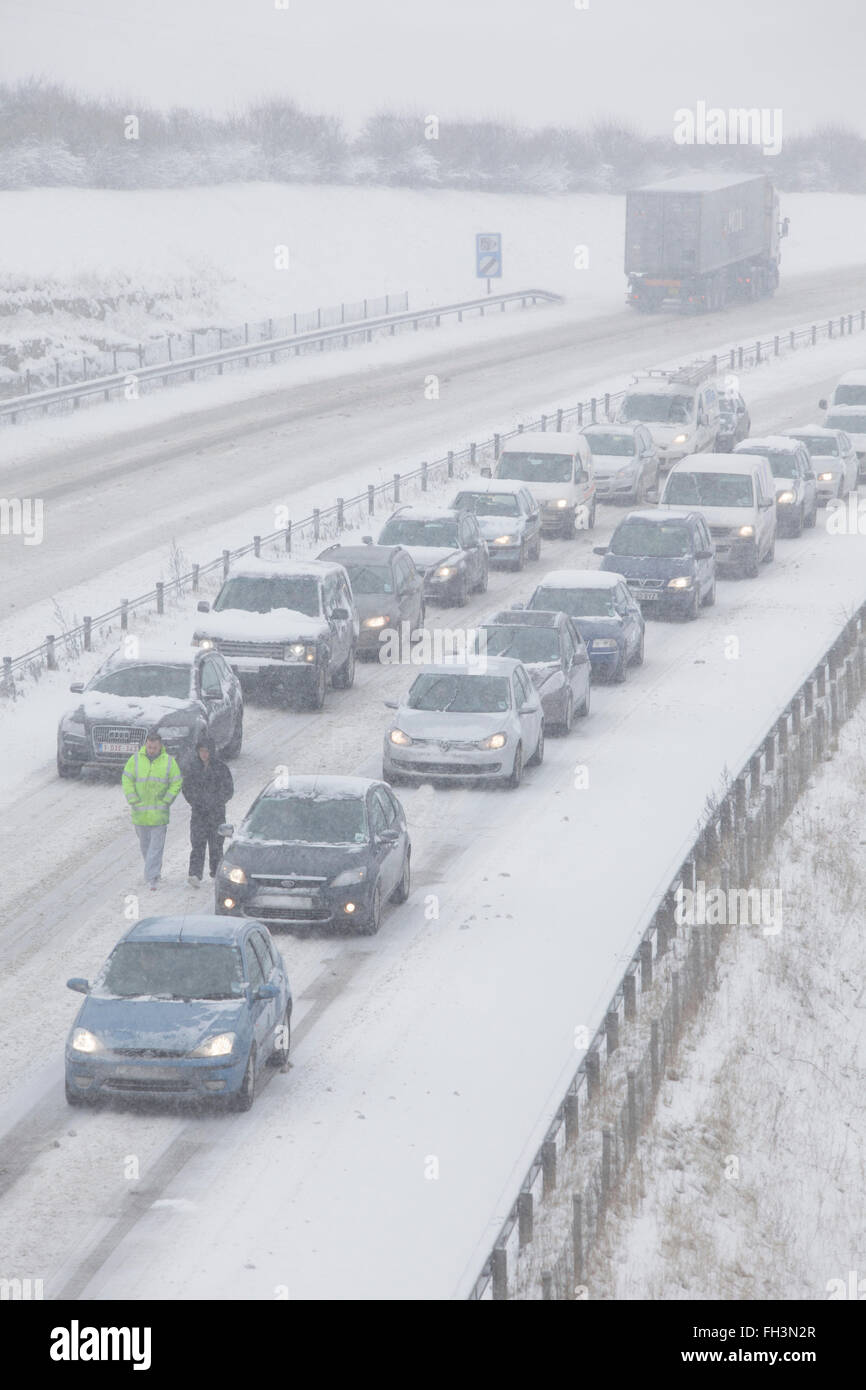 Ввиду снегопада движение на дорогах впр