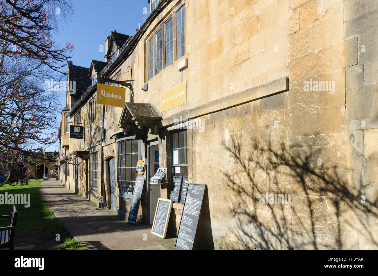 Toke's Deli and Cafe in the Cotswold town of Chipping Campden Stock