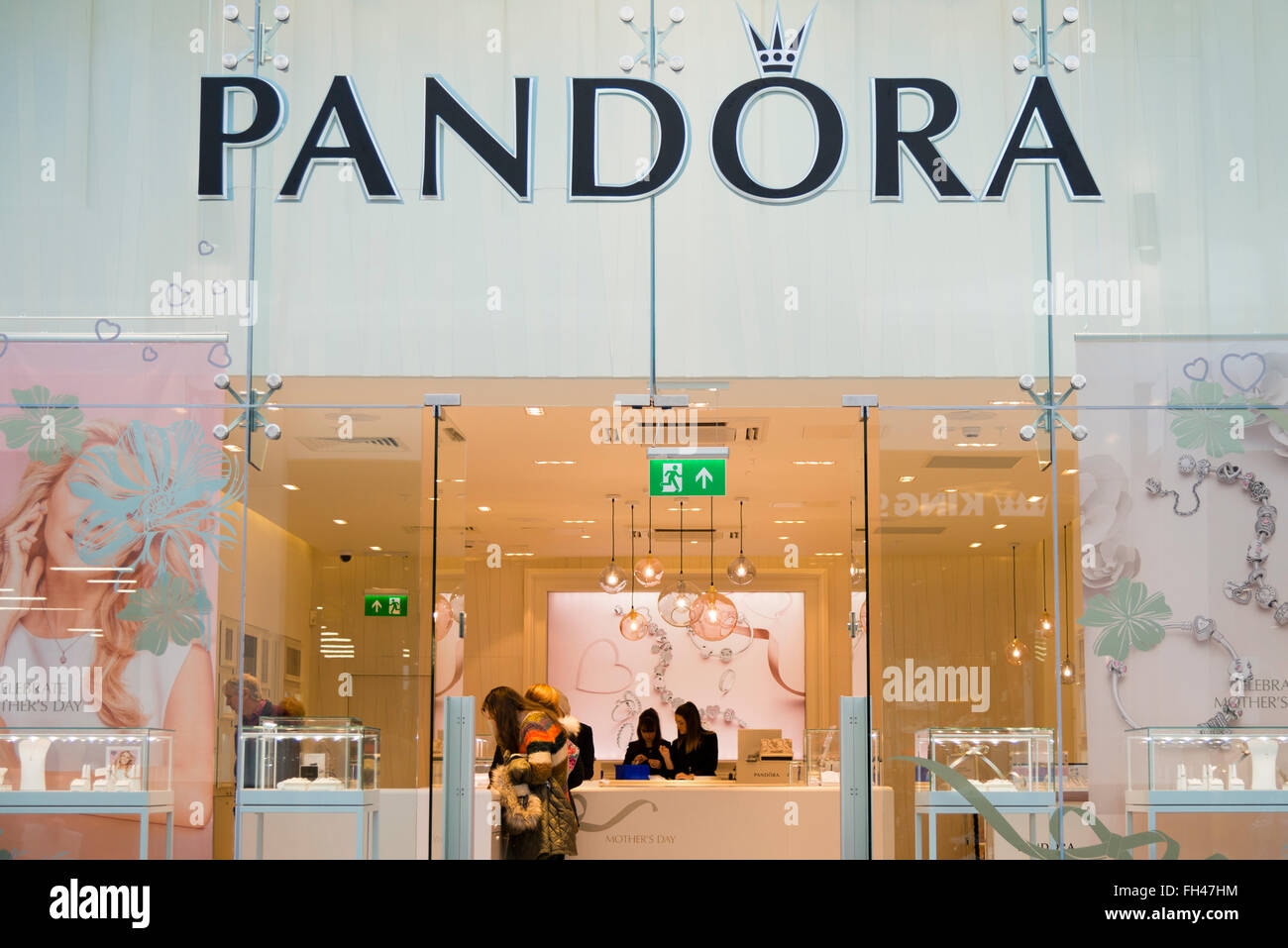 Pandora store shop hi-res stock photography and images - Alamy