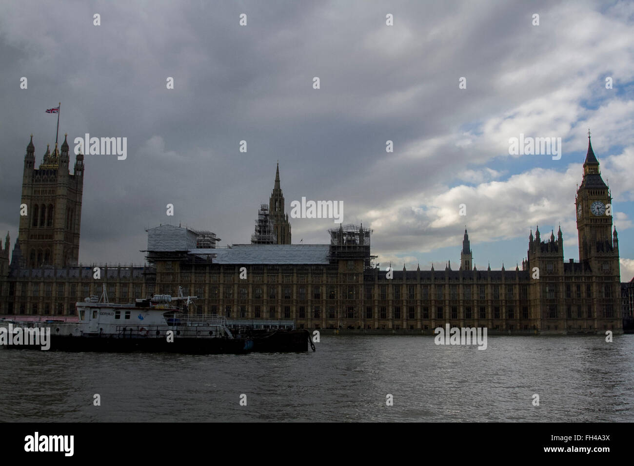 Westminster London,UK. 23rd February 2016. Clouds over the Houses of Parliament with 4 months left until the EU Referendum when the British public go to the polls to decide whether the United Kingdom should  remain or leave the European Union Credit:  amer ghazzal/Alamy Live News Stock Photo