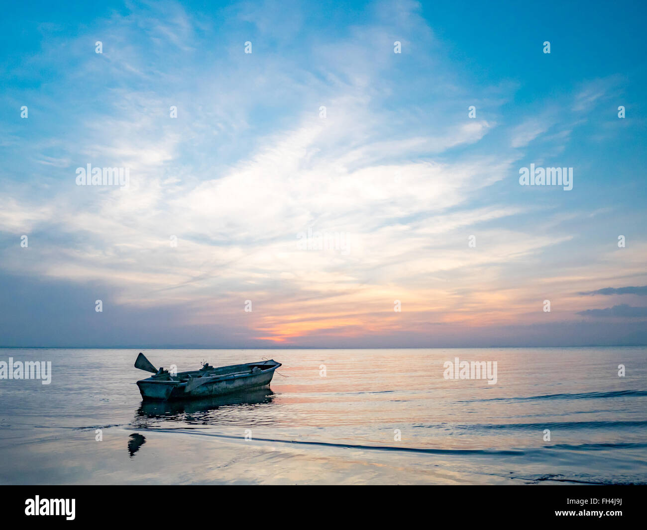Beach beauty boat sunset hi-res stock photography and images - Alamy