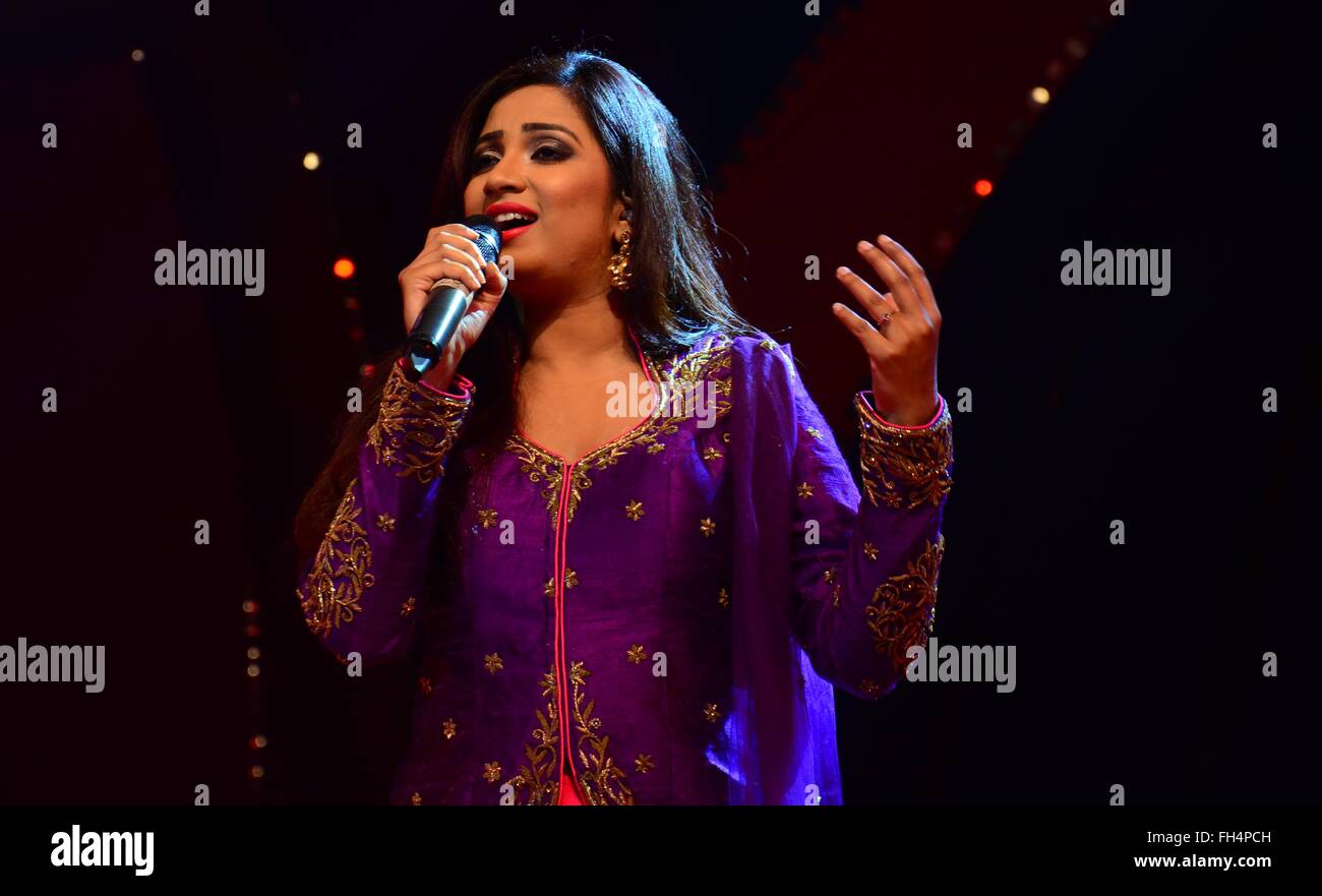 Allahabad, Uttar Pradesh, India. 24th Feb, 2016. Allahabad: Bollywood playback Singer Shreya Ghoshal performing live concern during Triveni Mahotsav Festival at bank of River Yamuna in Allahabad on 24-02-2016. photo by prabhat kumar verma © Prabhat Kumar Verma/ZUMA Wire/Alamy Live News Stock Photo