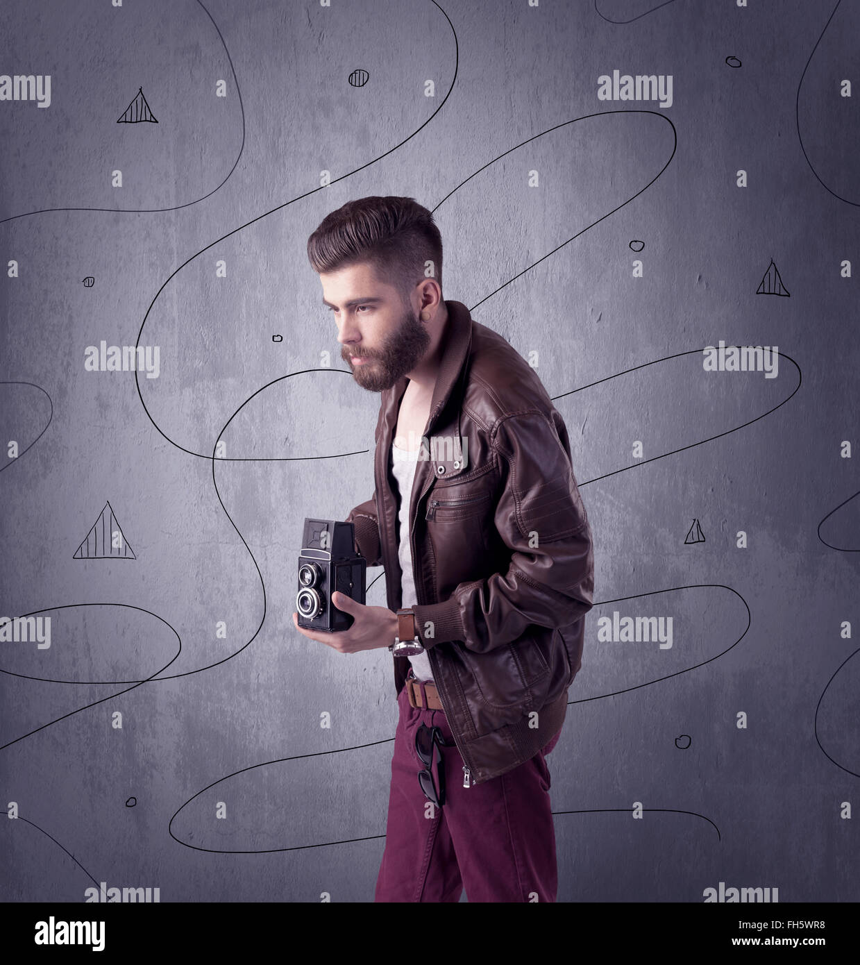 Hipster guy with beard and vintage camera Stock Photo - Alamy