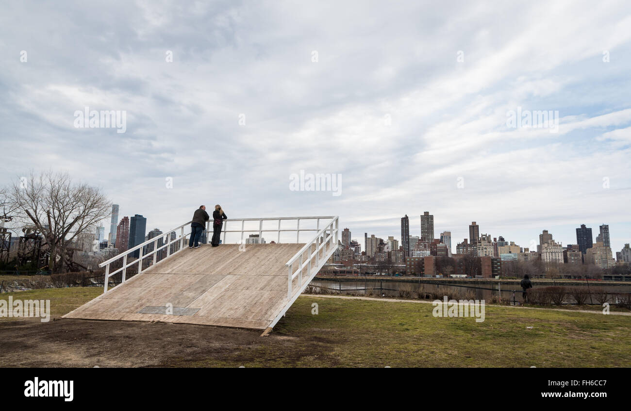Socrates Sculpture Park, Queens, New York: Couple enjoying the view across  to Manhattan on "Site on Sight: 2" by Torkwase Dyson Stock Photo - Alamy