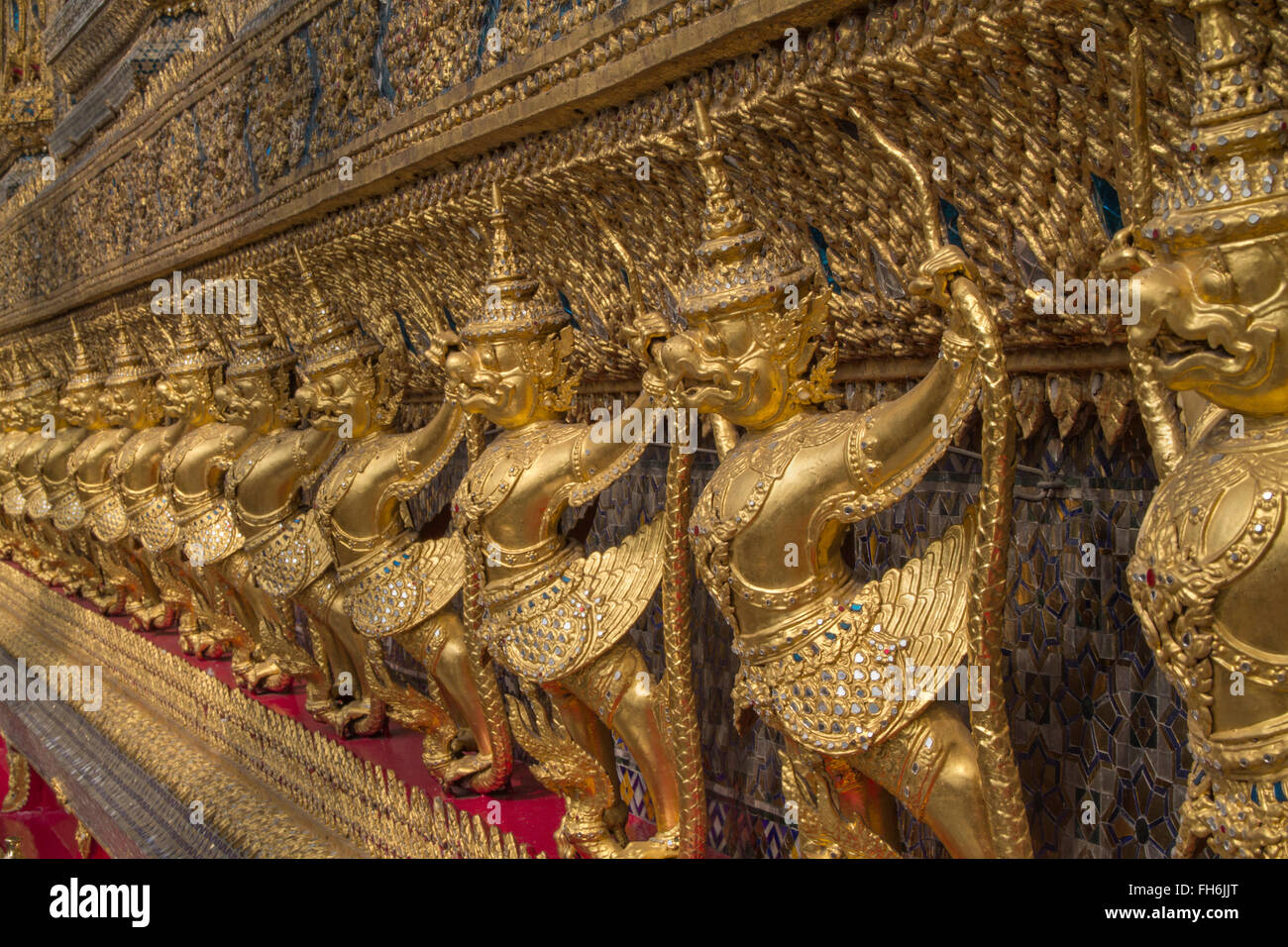Statues stand hires stock photography and images Alamy