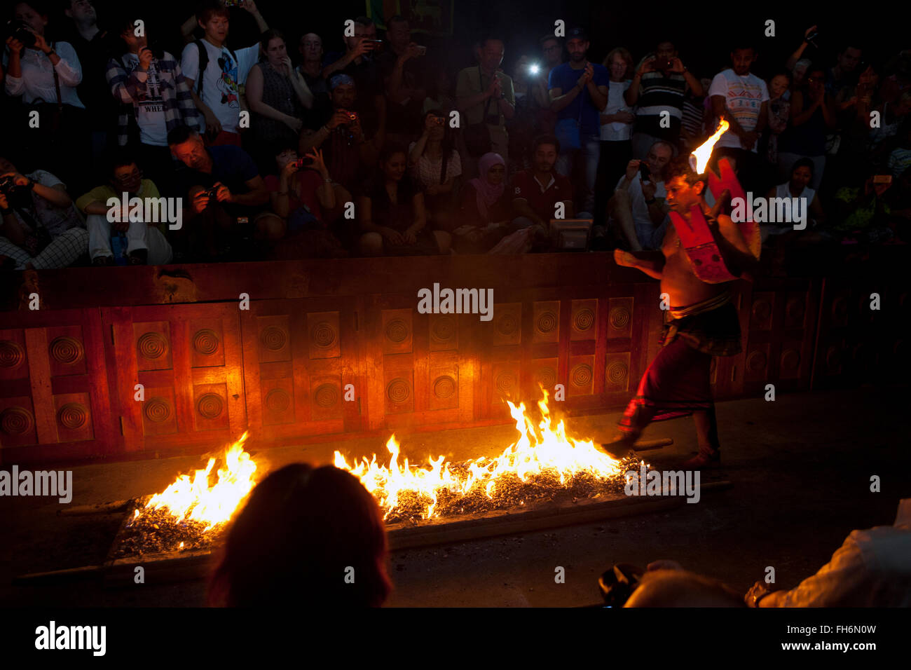 Fire walking sri lanka hi-res stock photography and images - Alamy