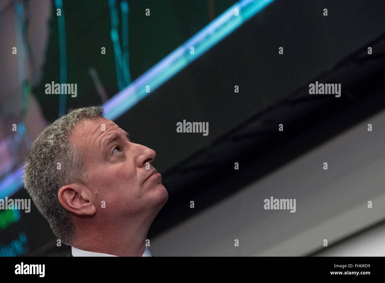 New York, United States. 23rd Feb, 2016. Mayor de Blasio looks toward the overhead monitor during the presentation. NYC Mayor Bill de Blasio and Police Commissioner William Bratton held a press briefing at One Police Plaza, the headquarters of the NYPD, to announce the launch of 'CompStat 2.0,' a new system for both publicly sharing crime data and enabling much accelerated distribution of vital police information resources among officers in the field. Credit:  Albin Lohr-Jones/Pacific Press/Alamy Live News Stock Photo