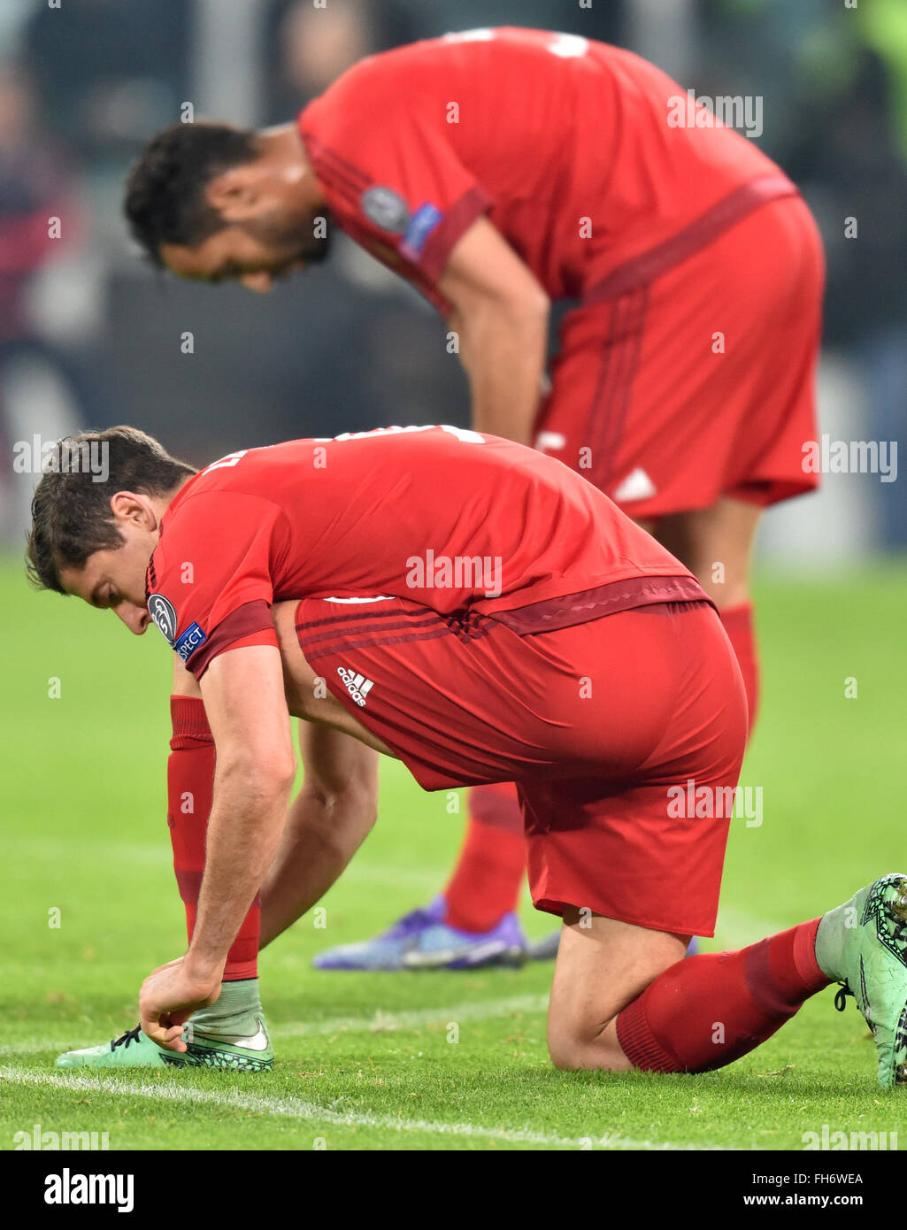 Munich's Robert Lewandowski (front) ties his boots during the UEFA  Champions League round of 16 first leg soccer match between Juventus Turin  and FC Bayern Munich at Juventus Stadium in Turin, 23