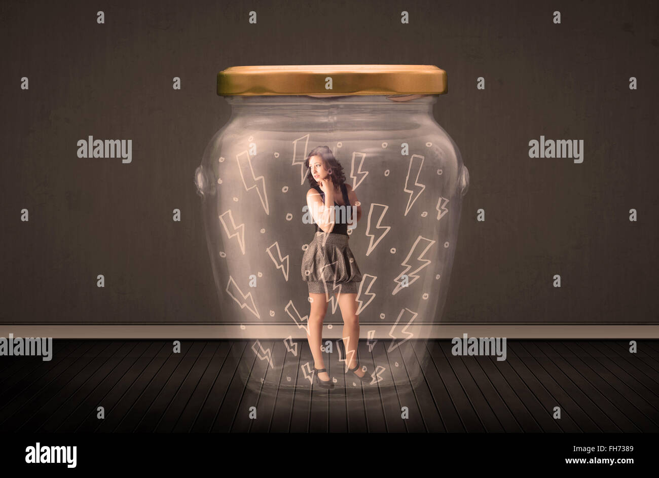 Девушка в стеклянной банке. Девушку закрыли в стеклянном ящике. Девушка в стеклянном ящике. Девушка в стеклянном ящике. Человек в стеклянном ящике.