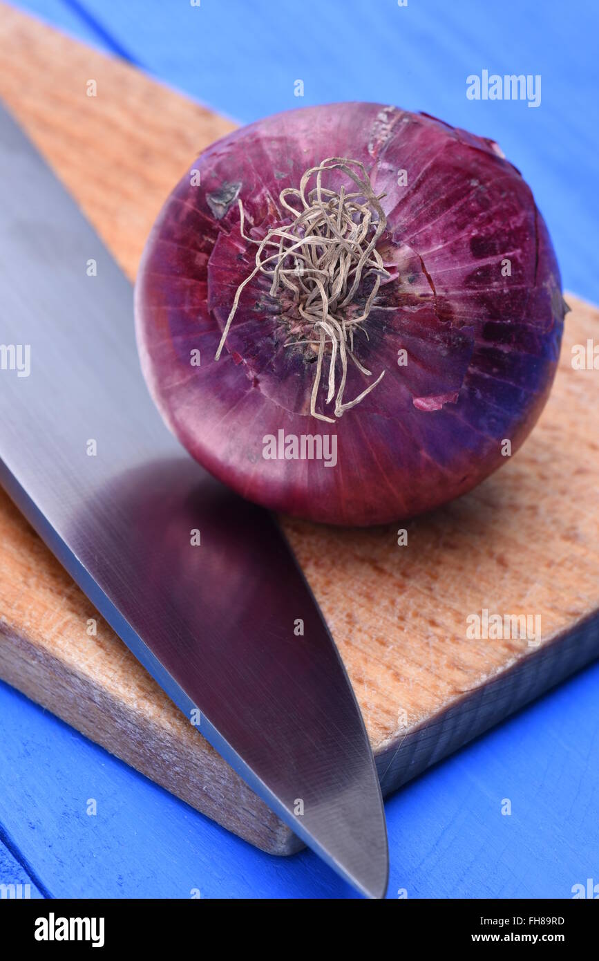Cutting red onions hi-res stock photography and images - Alamy
