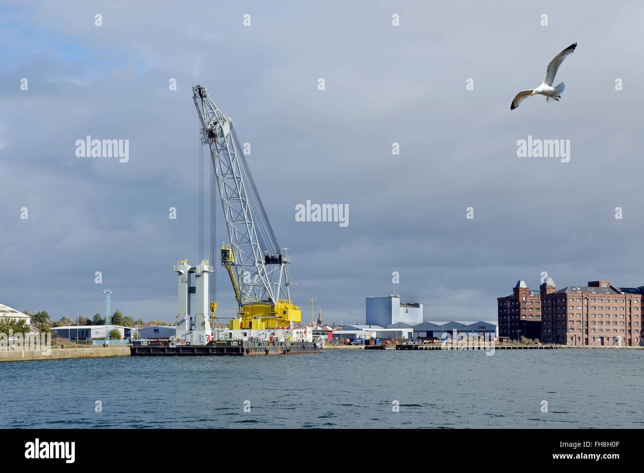 The floating crane Lara 1 operating in Birkenhead Docks, raising the WWII  LCT Landfall some 70 years after it was sunk Stock Photo - Alamy