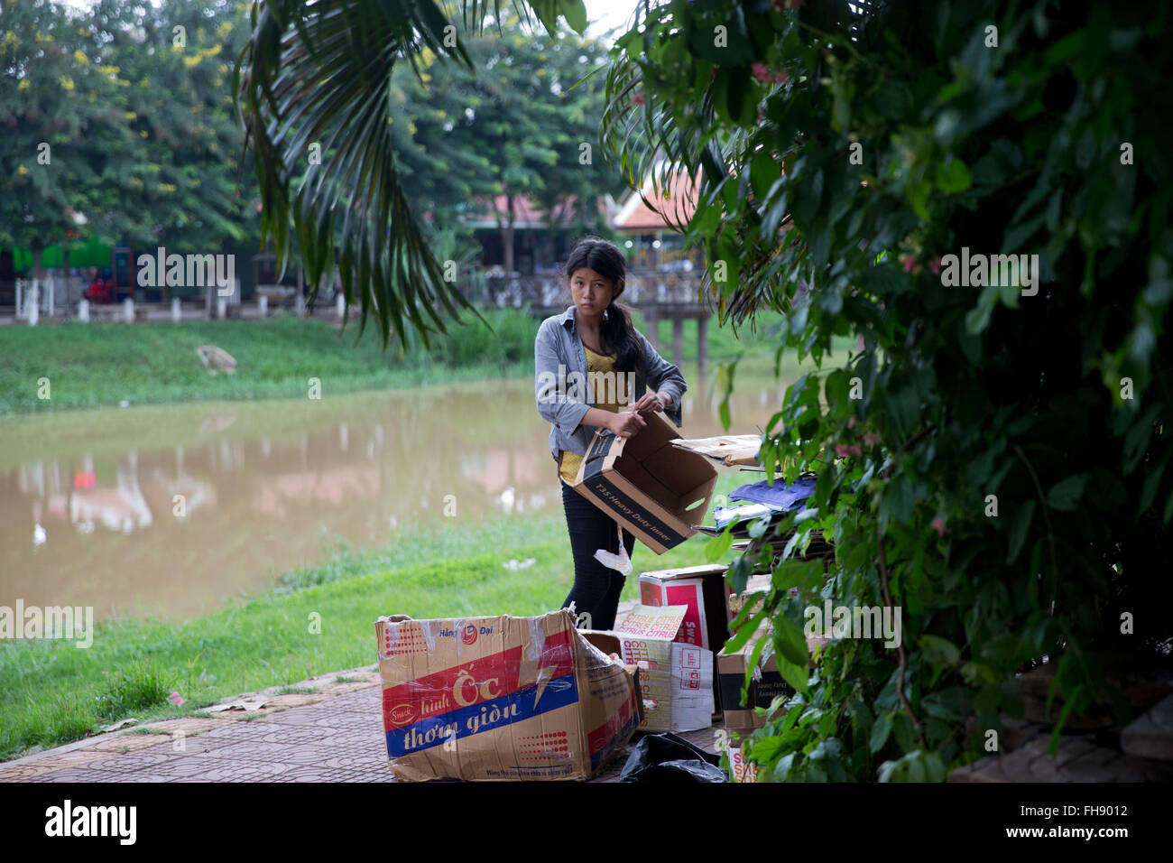 Girl collecting cardboard in Siem Reap, Cambodia Stock Photo