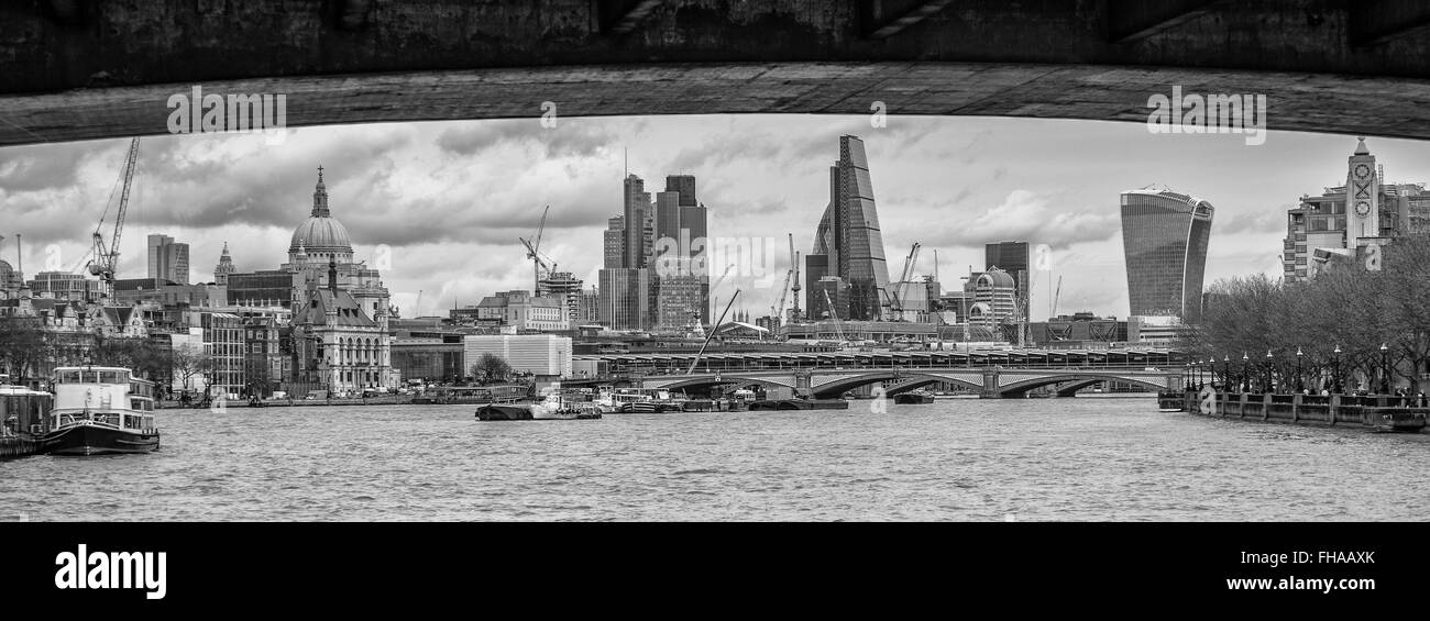 Skyline cranes london Black and White Stock Photos & Images - Alamy
