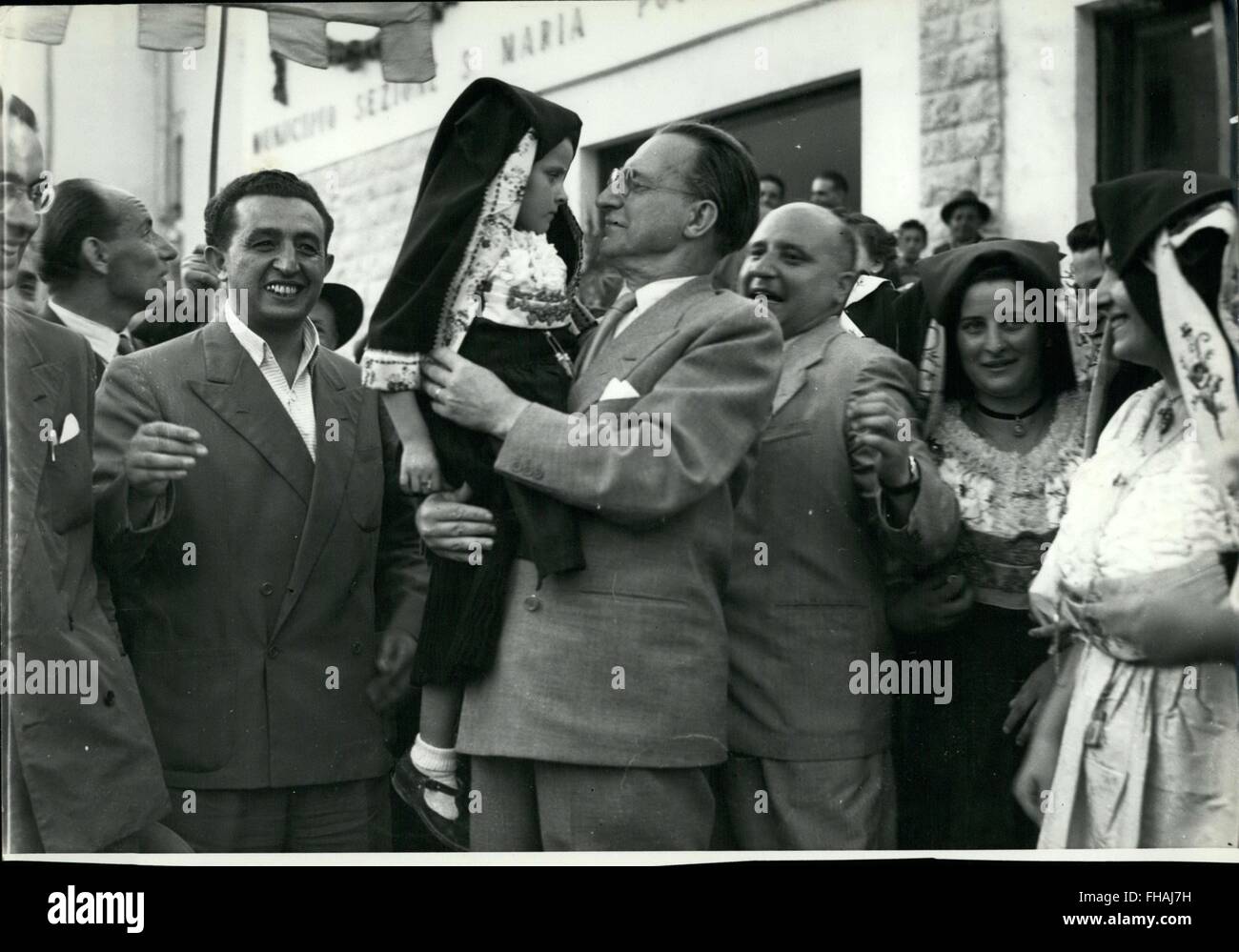1962 - General de Gaulle lifts Romanian girl Romania © Keystone Pictures USA/ZUMAPRESS.com/Alamy Live News Stock Photo