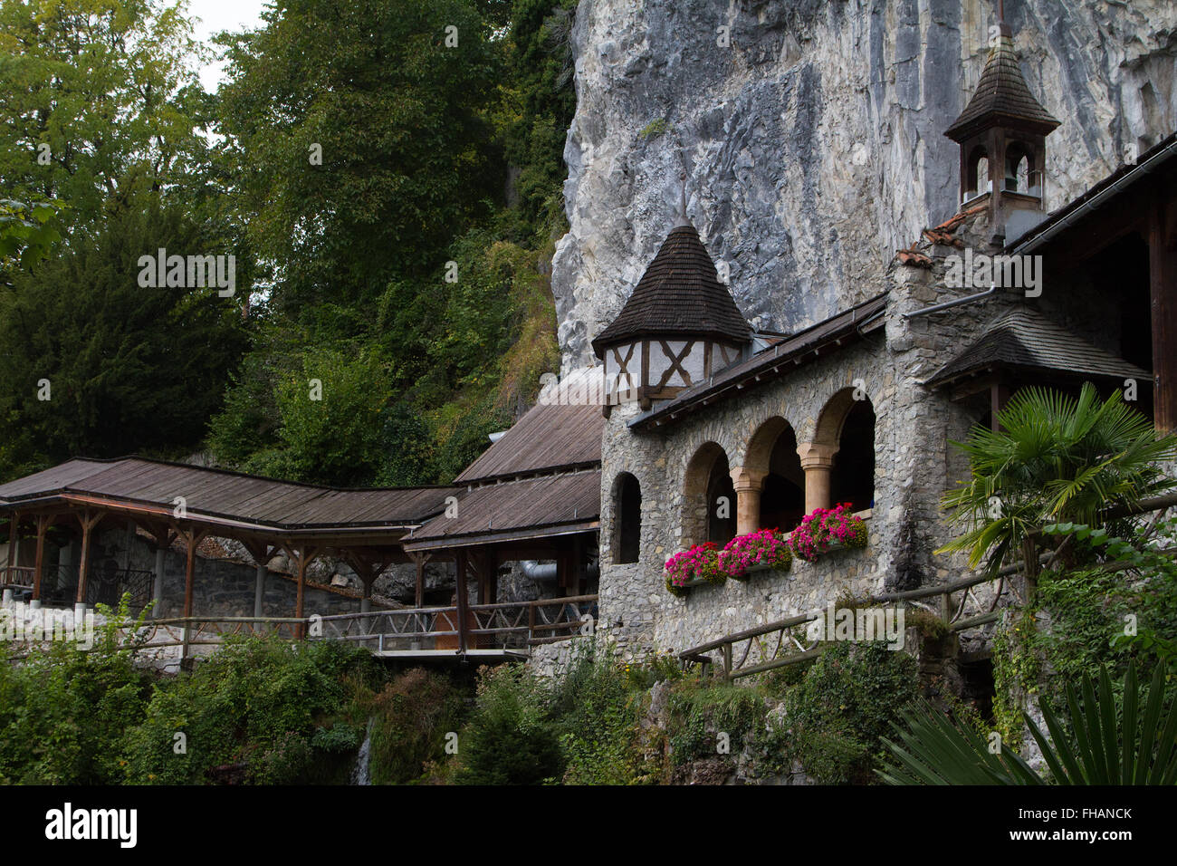 entrance-to-saint-beatus-caves-FHANCK.jpg