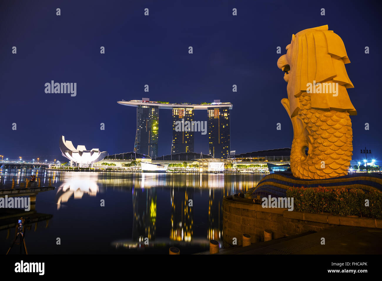 The merlion and marina bay sands hi-res stock photography and images ...