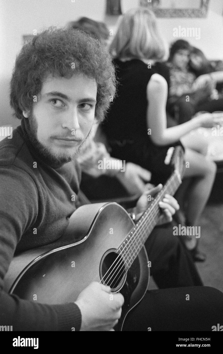 Clif Nivison, guitar player for the New York Rock & Roll Ensemble, a fusion rock-baroque-classical group. Stock Photo
