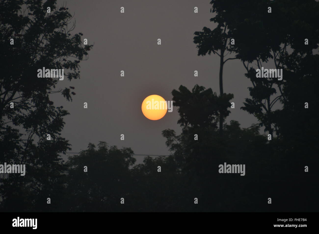 The sun and the black hi-res stock photography and images - Alamy