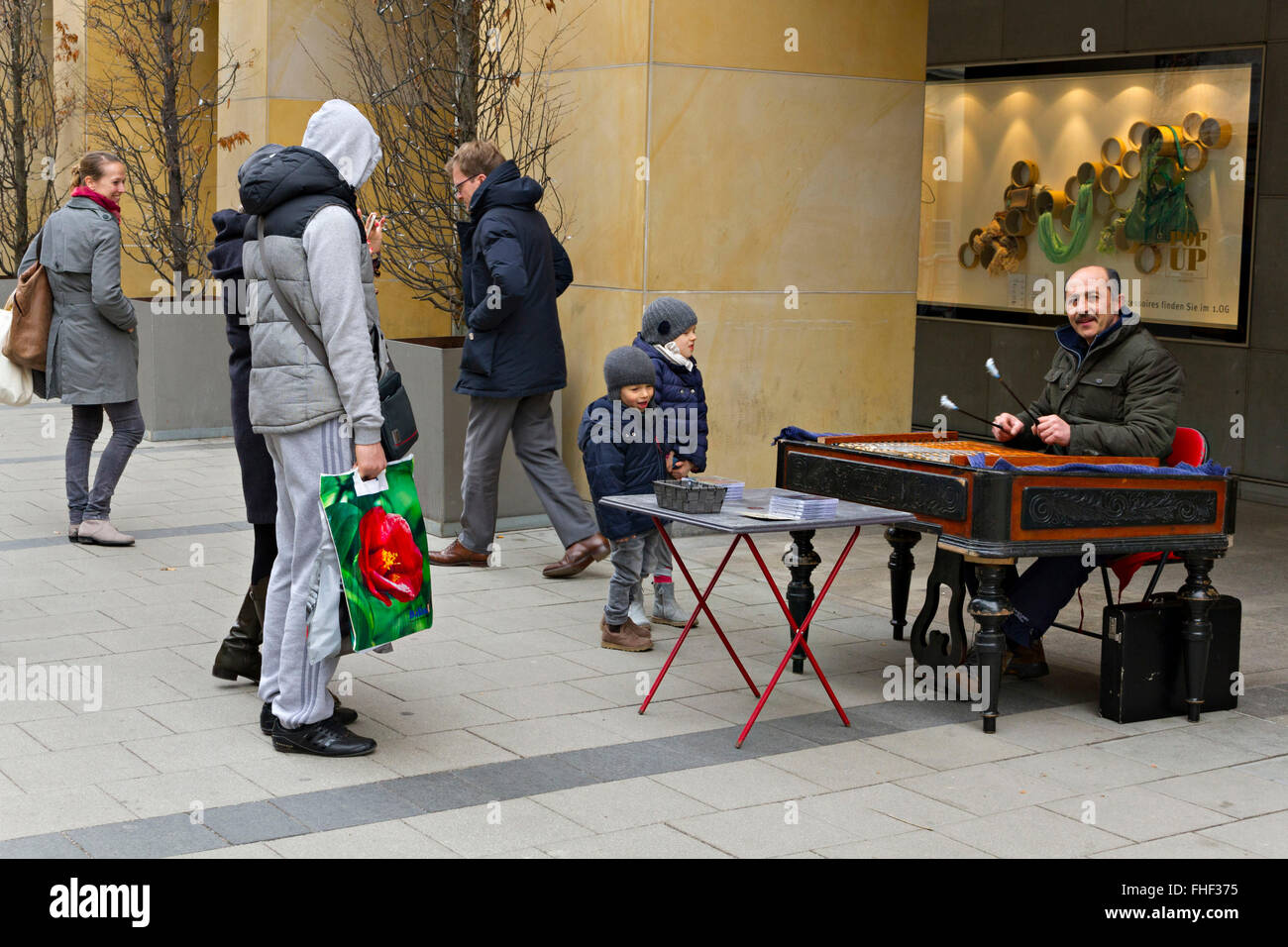 People watching street busker playing a Dulcimer, Munich, Upper Bavaria, Germany, Europe Stock Photo