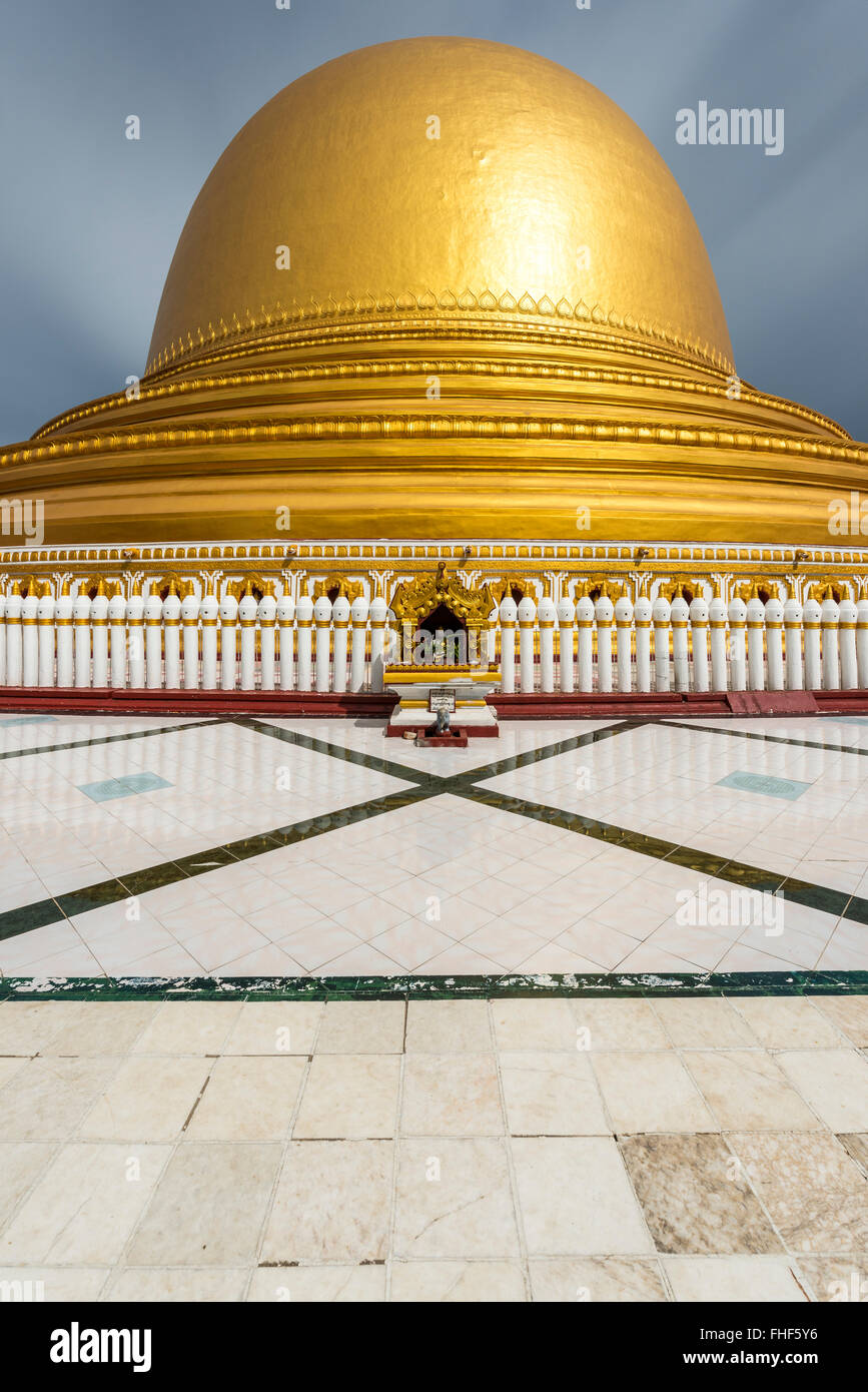 Kaunghmudaw pagoda or Yaza Mani Sula Kaunghmudaw or Rajamanicula, Sagaing Region, Myanmar, Burma Stock Photo
