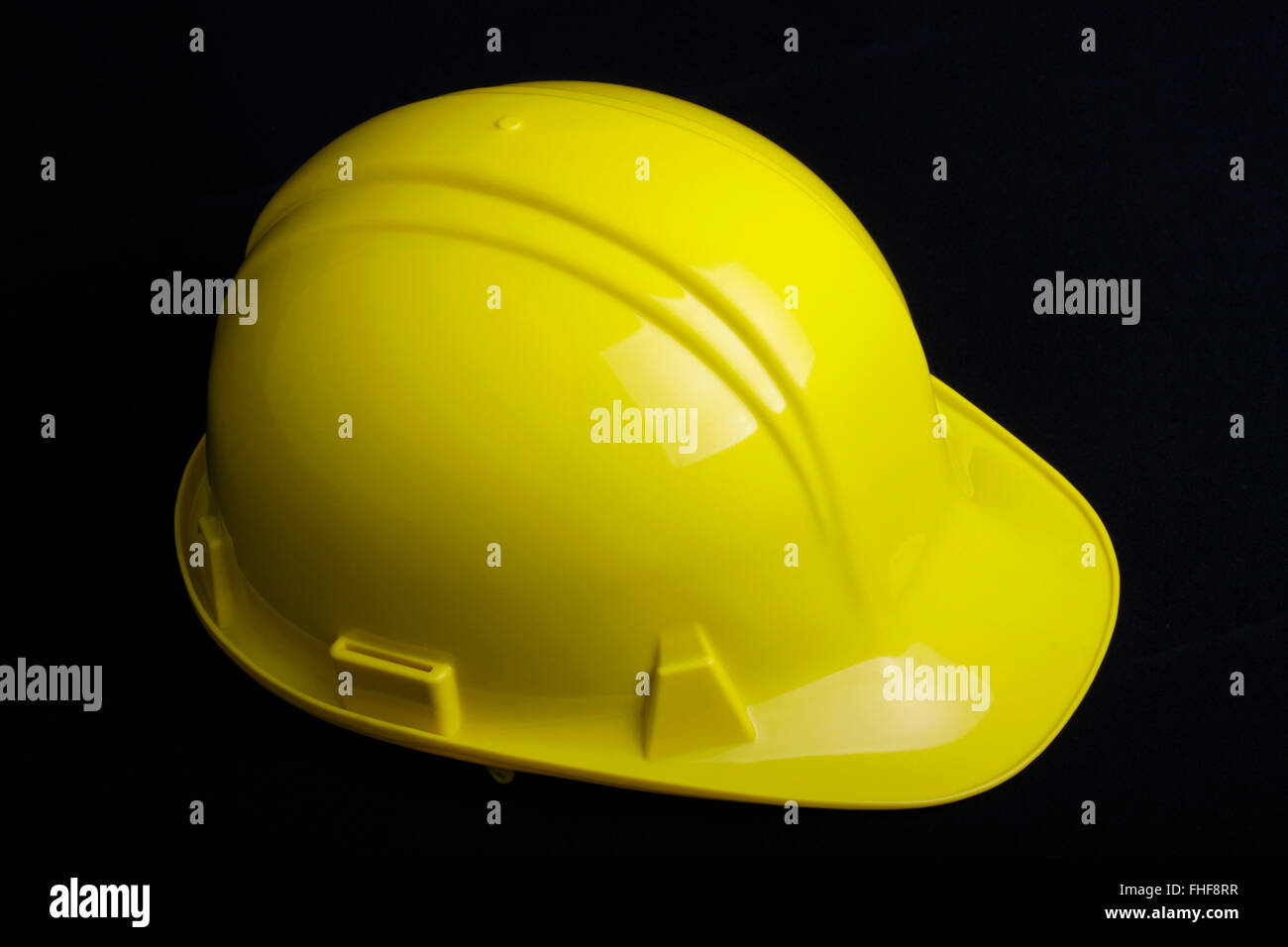 Bulldog figurina indossando una costruzione rossa casco con una visiera di  sicurezza e protezione per le orecchie Foto stock - Alamy