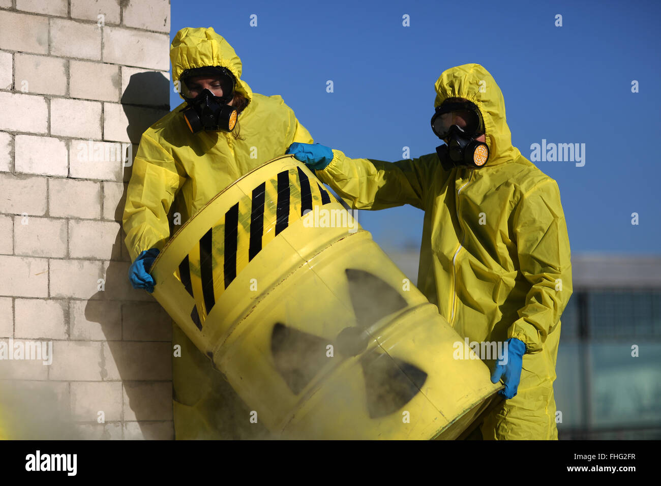 Радиоактивные отходы аэс. Утилизация радиоактивных отходов. Утилизация радиоактивных материалов. Радиоактивные отходы на Украине. Радиационные отходы.