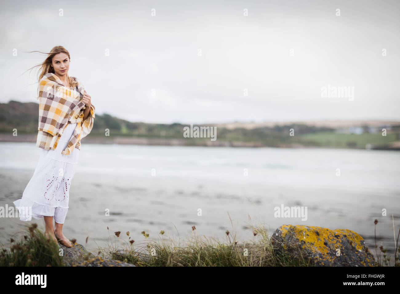 Barefoot blonde ropa casual de captura de imágenes en color sólo los niños  de edad primaria día de pesca pesca niñas hierba felicidad Fotografía de  stock - Alamy