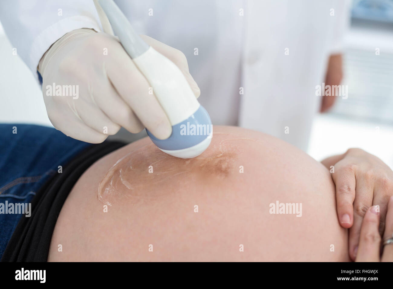 Gel per la trasmissione degli ultrasuoni applicata esposti sulla superficie  addominale (pancia area) gestante gel aiuta a trasmettere le onde sonore  tra Foto stock - Alamy