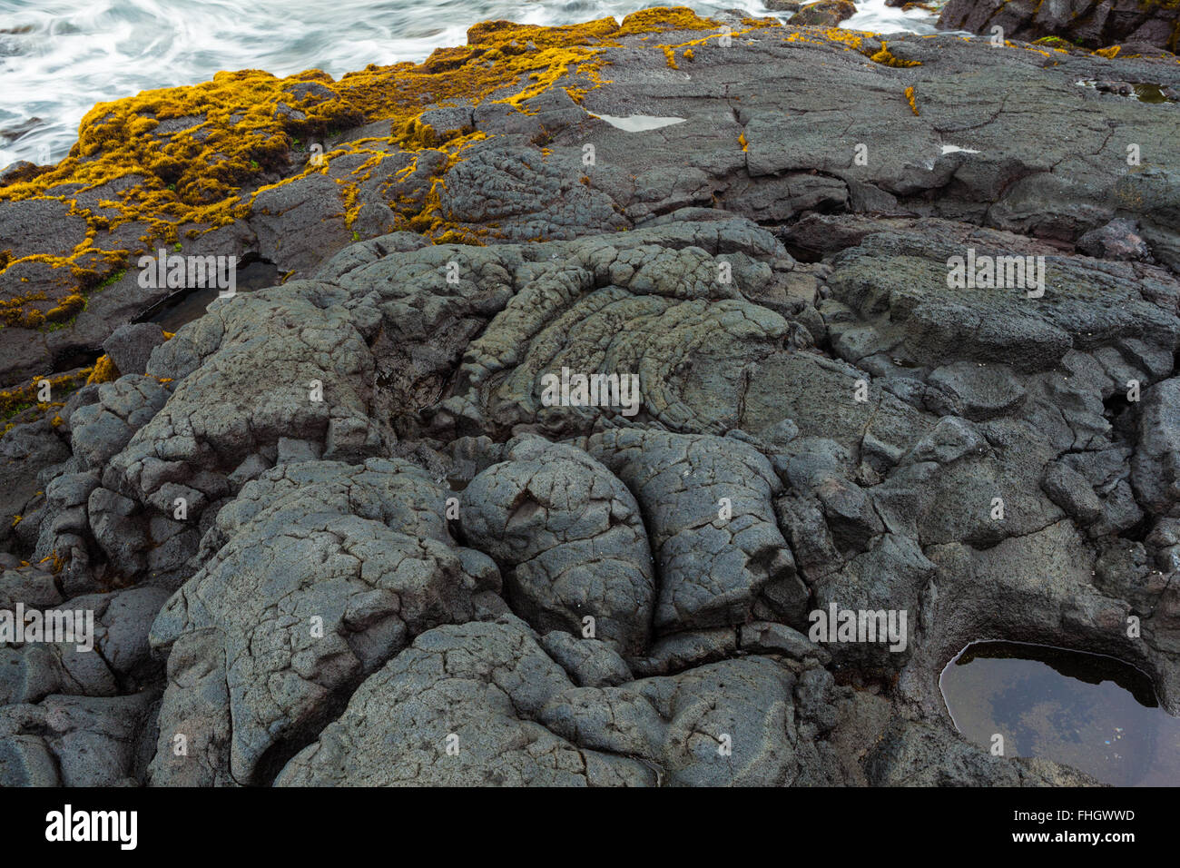 Ocean waves on rock shore hi-res stock photography and images - Alamy
