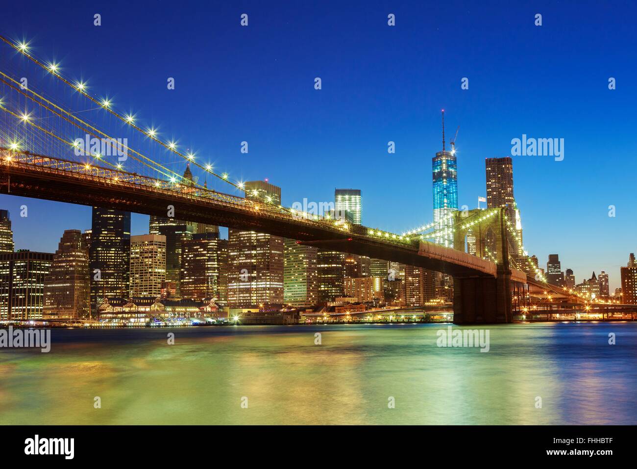 NIGHT NEW YORK Brooklyn Bridge river NYC Stock Photo - Alamy
