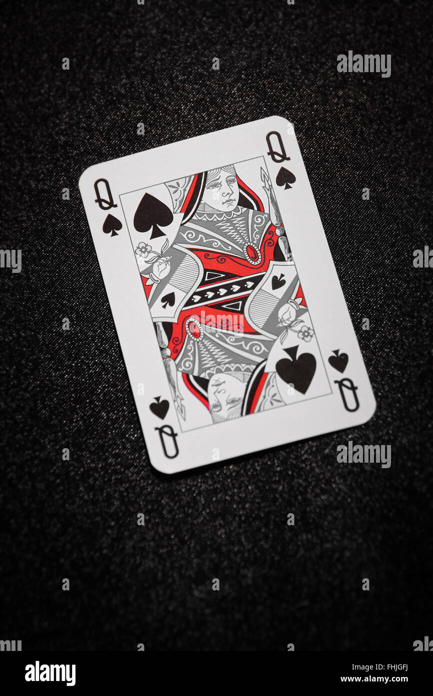 black-queen-of-spades-card-game-asesores