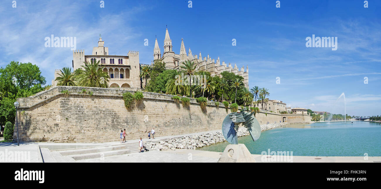Mallorca, Majorca, Balearic Islands, Spain: La Seu Cathedral, the Cathedral of Santa Maria in Palma, and the lake of Parc de la mar (Park of the sea) Stock Photo