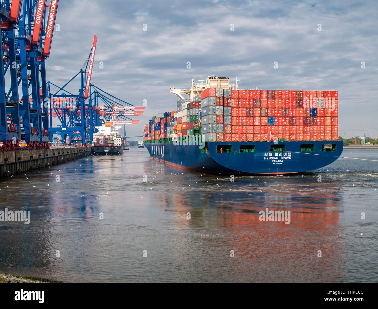 Container Vessel 'HYUNDAI BRAVE' of Hyundai casting off the CTA Container Terminal Altenwerder in the Port of Hamburg, Germany. Stock Photo