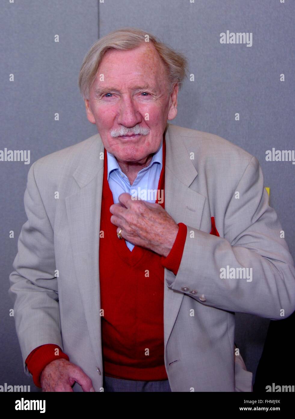 LESLIE PHILLIPS at collectormania Stock Photo Alamy