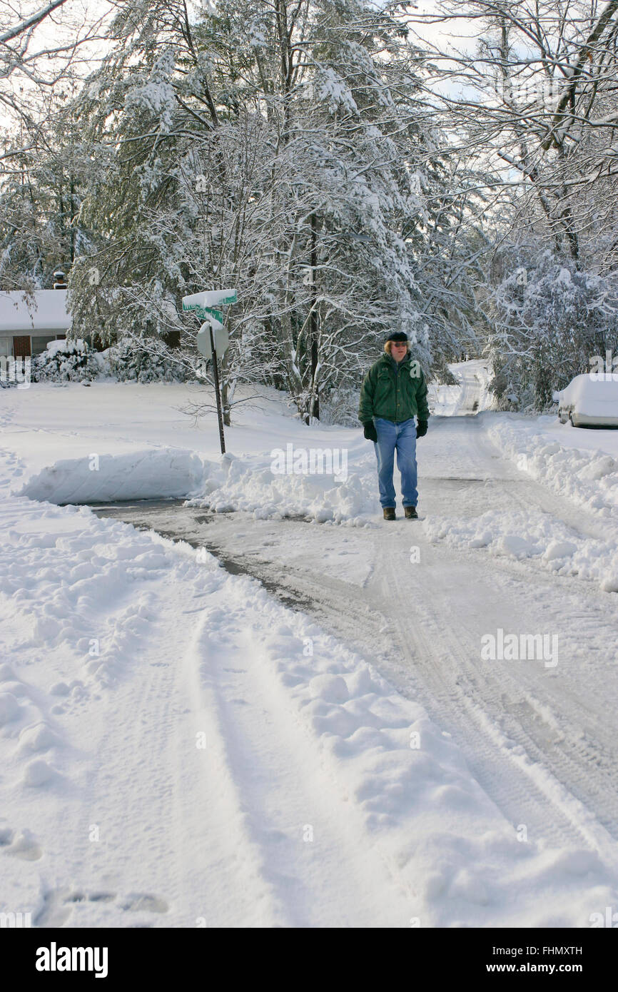 Man walking up hill in snow hi-res stock photography and images - Alamy