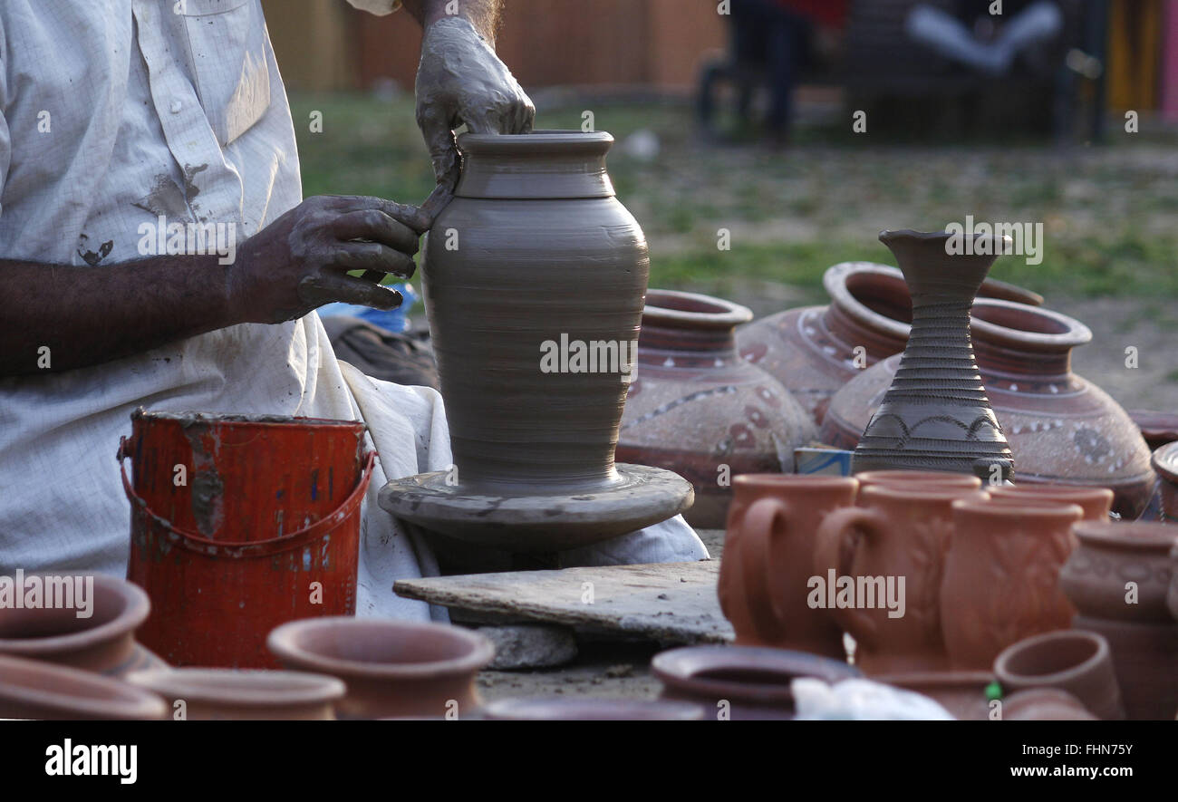 Lahore, Pakistan. 25th Feb, 2016. Pakistani artist busy in preparing