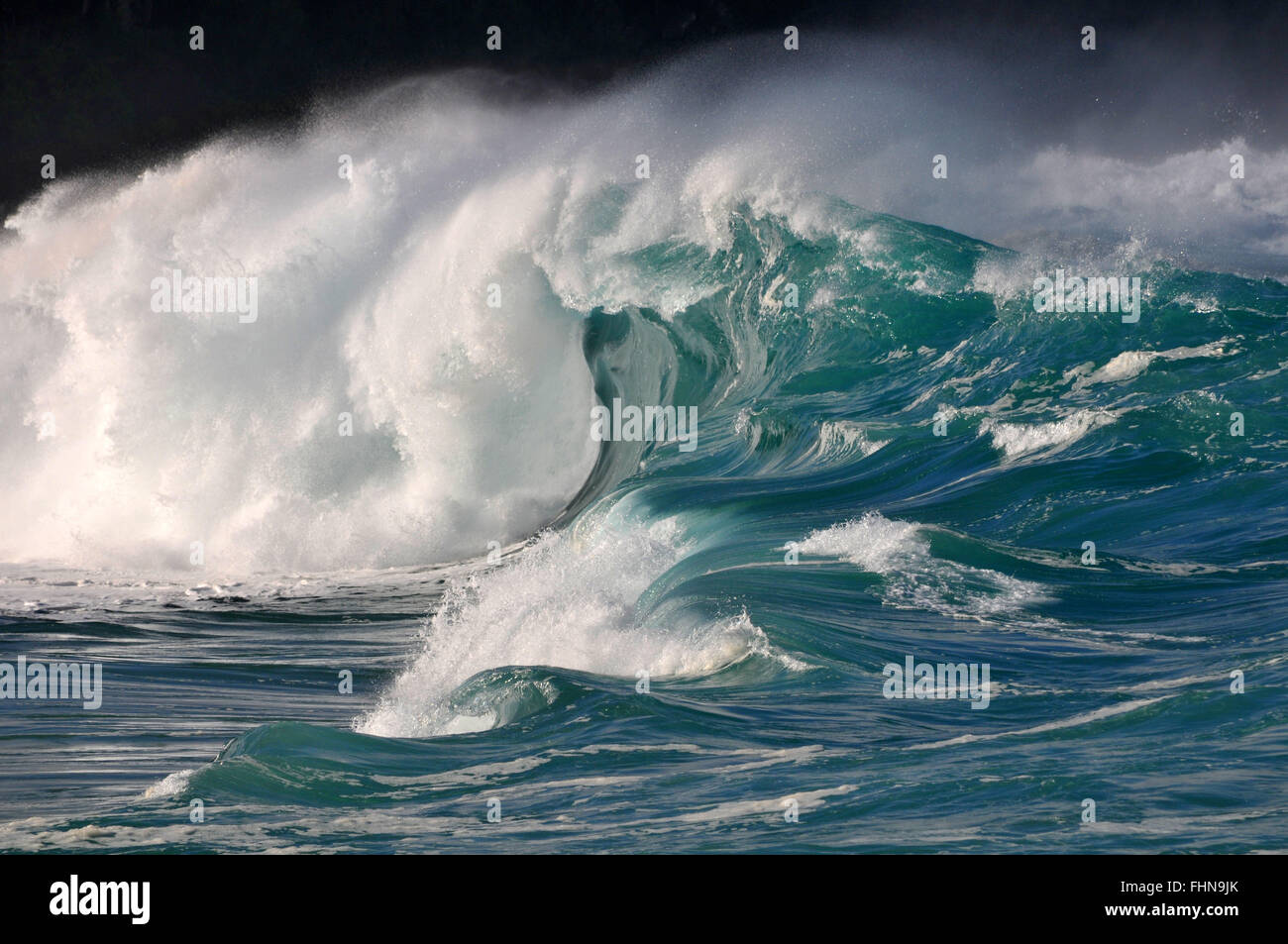 Giant waves break in Waimea Bay Beach, North Shore, Oahu, Hawaii, USA Stock Photo