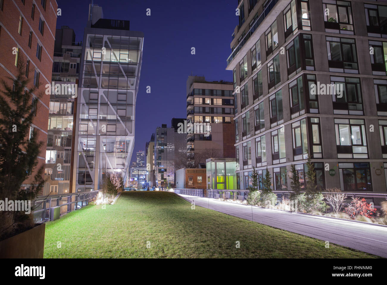 Walking along the High Line in New York City at night Stock Photo - Alamy