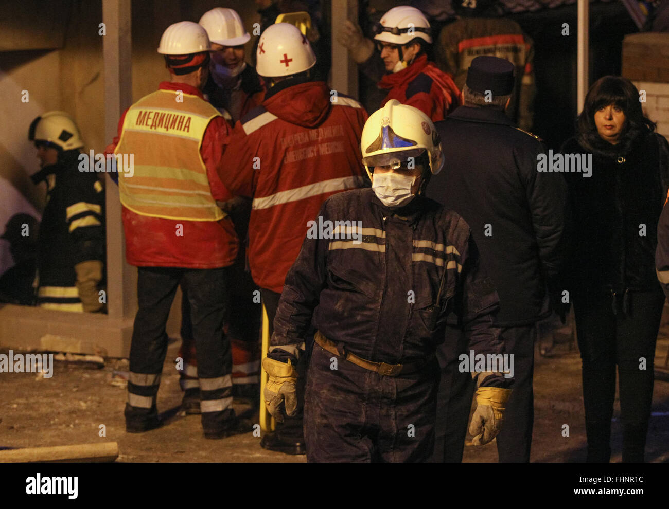 Kyiv, Ukraine. 25th Feb, 2016. Ukrainian rescuers attend a rescue ...