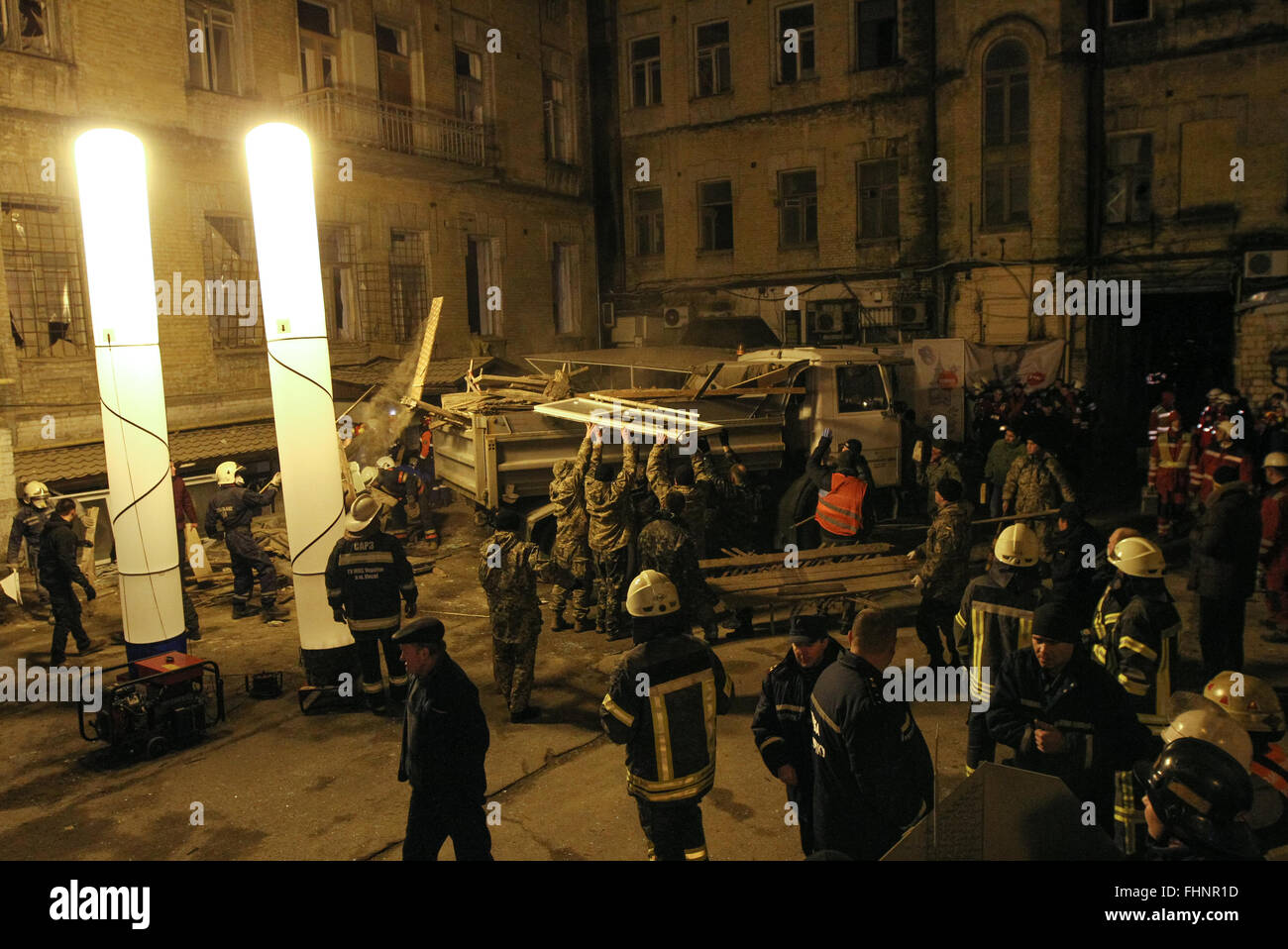 Kyiv, Ukraine. 25th Feb, 2016. Ukrainian rescuers attend a rescue ...
