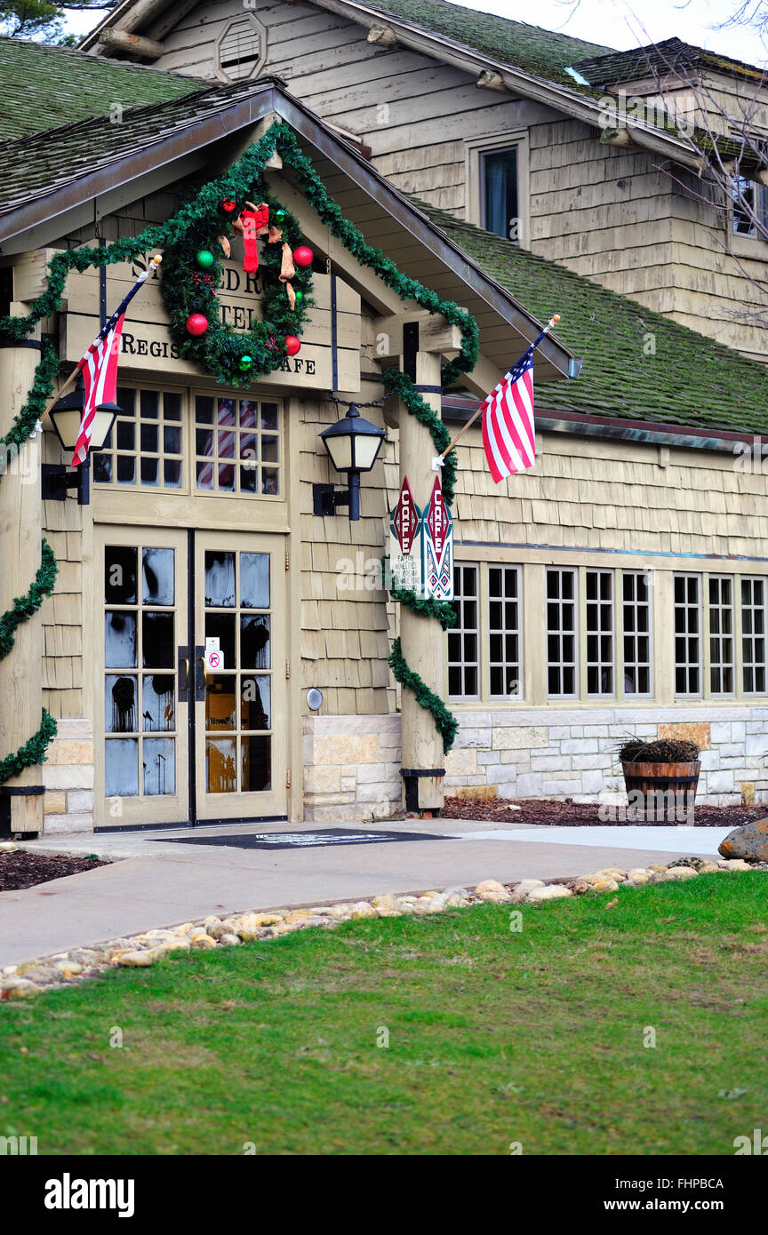 The lodge at Starved Rock State Park in Utica, Illinois decorated for the Christmas season. Utica, Illinois, USA. Stock Photo