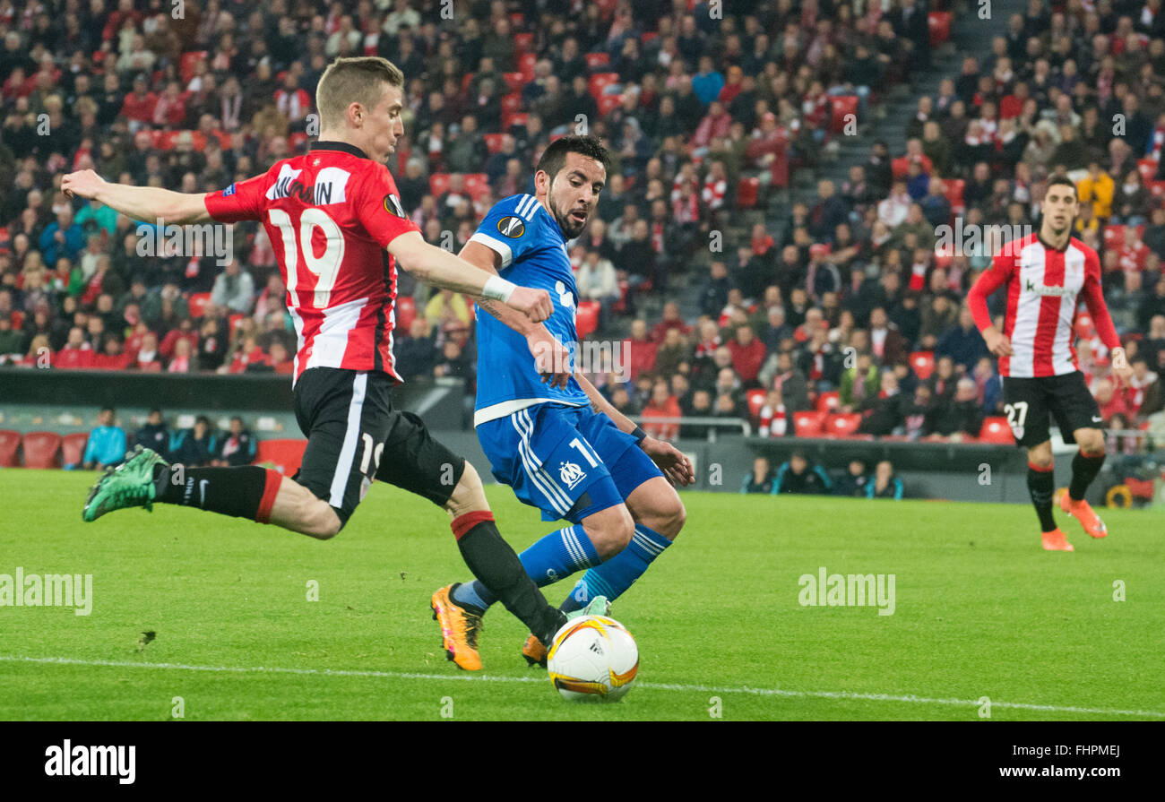 Bilbao, Spain. 25th February, 2016. Iker Munain (Athletic Club) shots the ball during football match of UEFA Europe League between Athletic Club and Olympique de Marseille at San Mames Stadium on February 25, 2016 in Bilbao, Spain. Credit:  David Gato/Alamy Live News Stock Photo