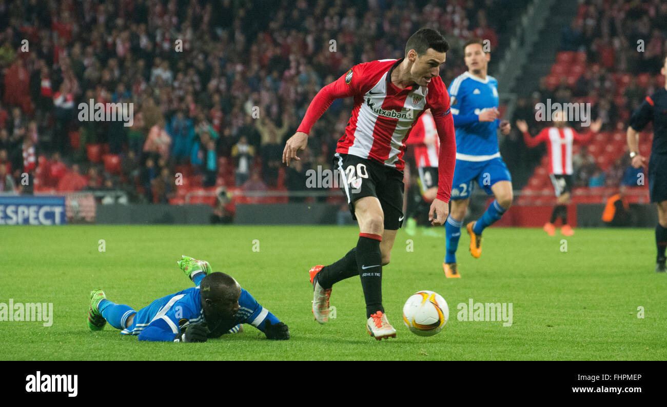 Bilbao, Spain. 25th February, 2016. Aritz Aduriz (Athletic Club) in action with Lassana Diarra (Olympique Marseille) behind him during football match of UEFA Europe League between Athletic Club and Olympique de Marseille at San Mames Stadium on February 25, 2016 in Bilbao, Spain. Credit:  David Gato/Alamy Live News Stock Photo